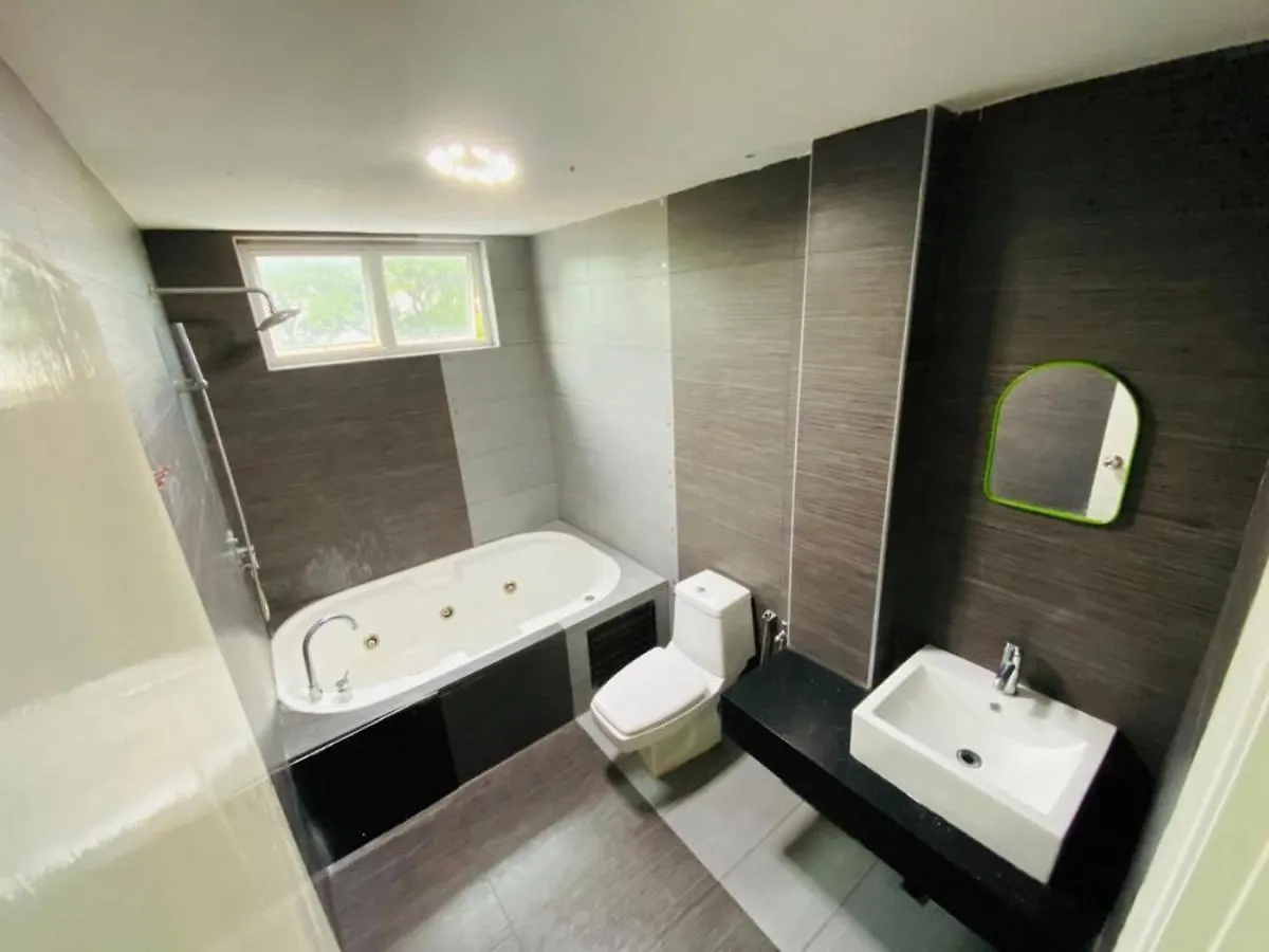 B Hotel Gelugor 0*,  Malaysia